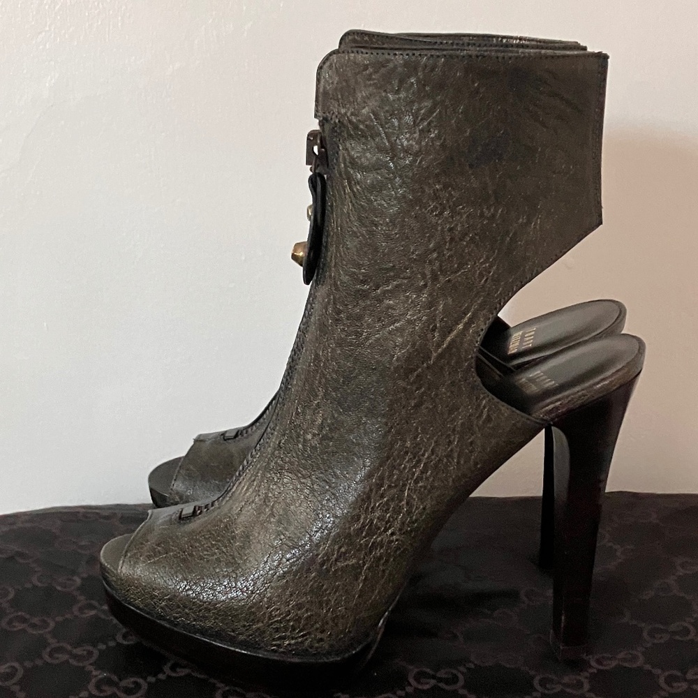 NEW OLIVE CALCITE NAPPA CUTOUT BOOTS BY STUART WEITZMAN